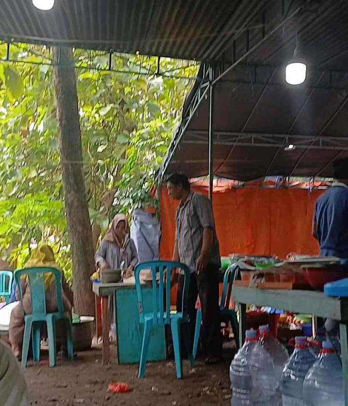 Gotong royong di dapur, bapak -bapak juga dibutuhkan bantuan nya(dokumentasi pribadi: Isti Yogiswandani)