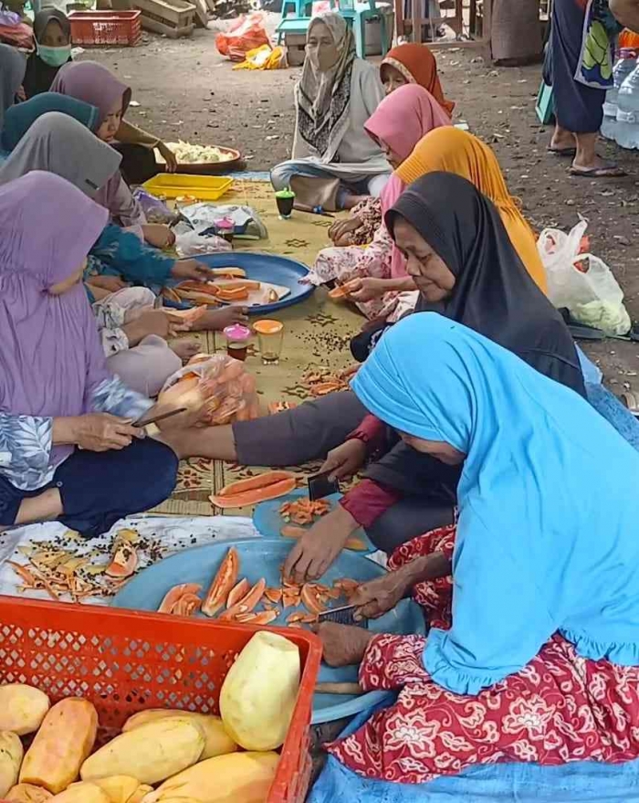 Rewang, membantu persiapan hajatan di dapur(dokumentasi pribadi: Isti Yogiswandani)