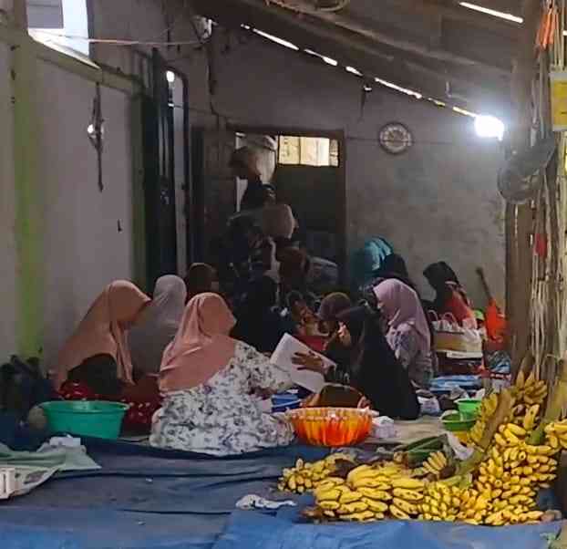 Rewang, membungkus nasi(dokumentasi pribadi: Isti Yogiswandani)