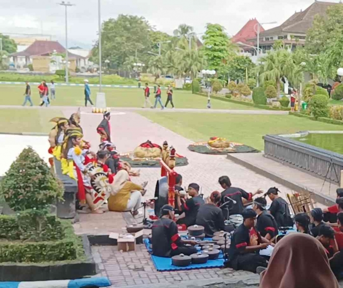 Suka membuat liputan budaya juga (dokumentasi pribadi: Isti Yogiswandani)