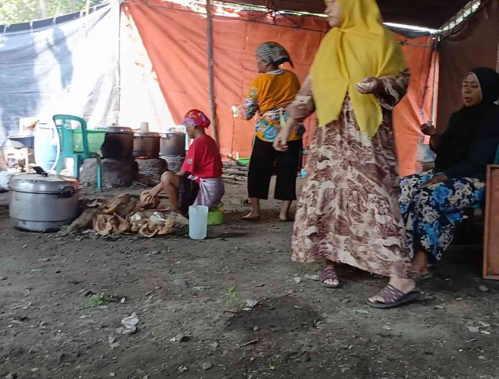 Para tenaga profesional memasak dalam hajatan (dokumentasi pribadi: Isti Yogiswandani)