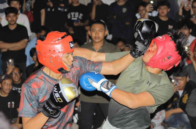 Sisi Kiri Mas Zacky dari Unair melawan Mas Ausi dari ITS (sumber:FightClub_Surabaya)