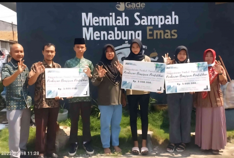 Pegadaian memberi beasiswa anak pengurus Bank Sampah Binaan - Source: m.antaranews.com