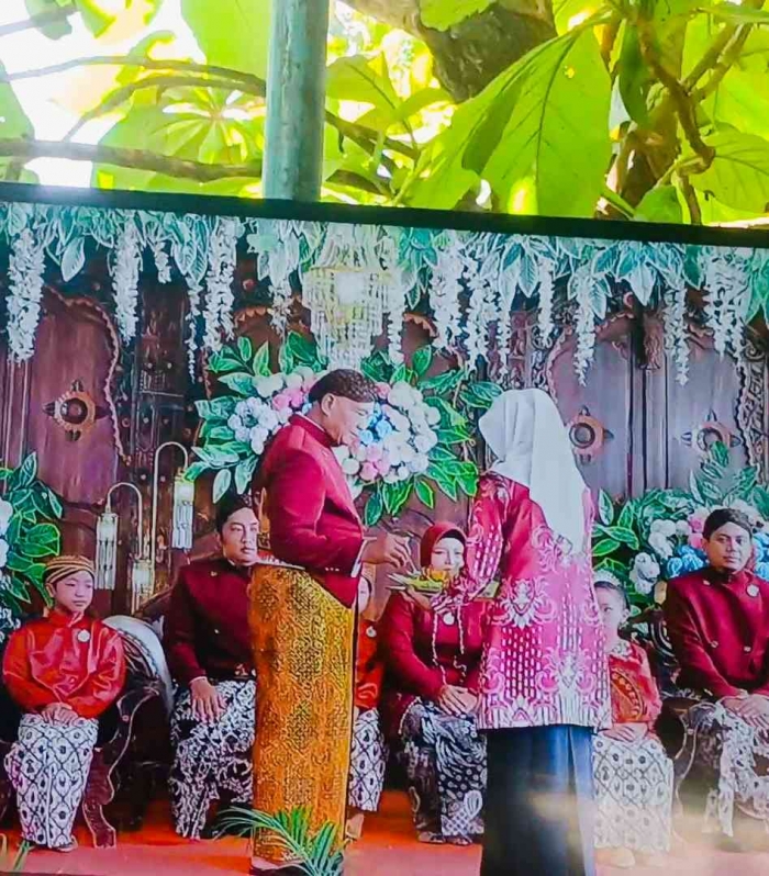 Upacara wisuda dimulai dengan menyuapi putra putri menantu dan cucu (dokumentasi pribadi: Isti Yogiswandani)