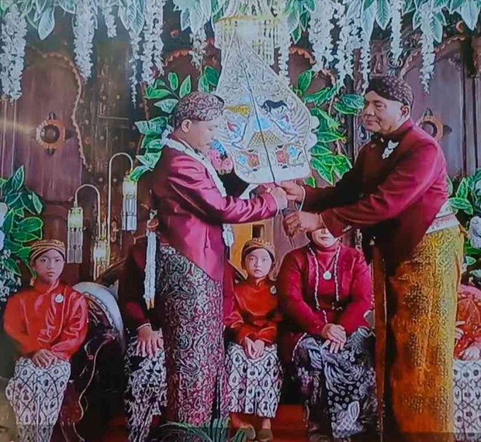 Penyerahan Gunungan sebagai simbol wisuda sang putra untuk menerima