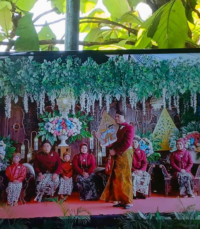 Gunungan sebagai simbol kedudukan kepala keluarga (dokumentasi pribadi: Isti Yogiswandani)