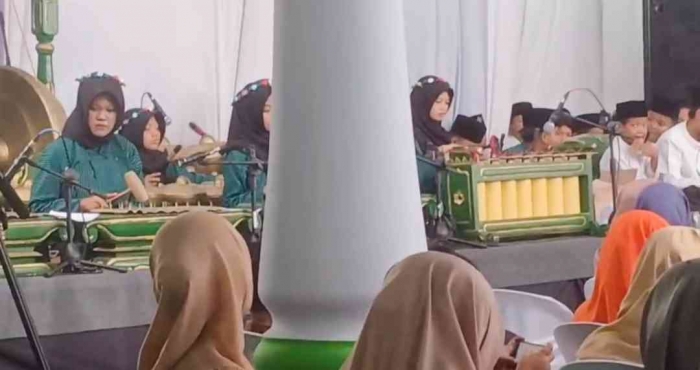 Karawitan dan Hadroh dari MI Bahrul Ulum Buluh Krandegan Kebonsari Madiun bersanding menghibur para tamu (dokumentasi pribadi: Isti Yogiswandani)