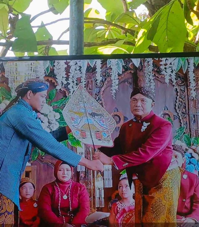 Gunungan yang sudah dikirab diserahkan pada Pak Haji Bashori (dokumentasi pribadi: Isti Yogiswandani)