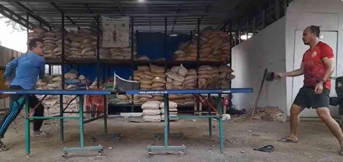 Olah pingpong usai kerja, pertahankan kesehatan dan hilangkan stres (dok foto: Gregorius Nafanu(