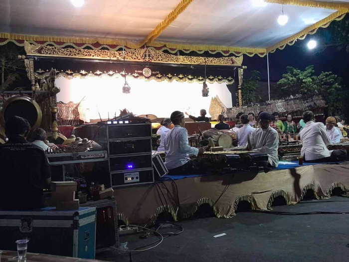 Nonton wayang kulit (dokpri)