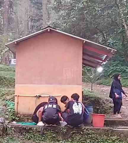 Fasilitas toilet dan kran air yang bisa dimanfaatkan pengunjung (dokumentasi pribadi: Isti Yogiswandani)