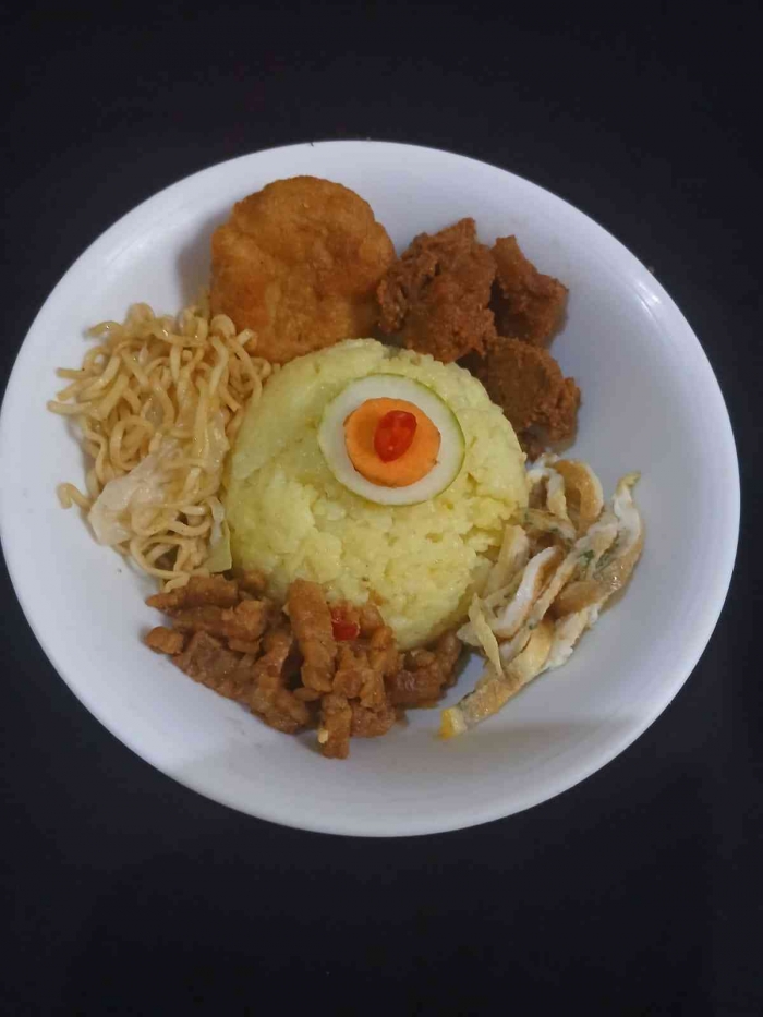 Nasi Kuning, hantaran usai hajatan yang penuh filosofi (dokumentasi pribadi: Isti Yogiswandani)