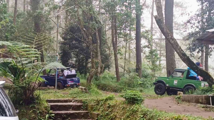 Wisata jip yang melintas di Segoro Gunung menuju puncak Paralayang (dokumentasi pribadi: Isti Yogiswandani)