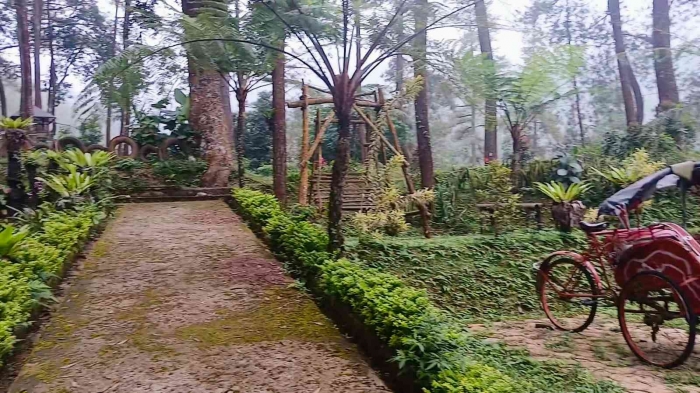 Berjalan-jalan mengeksplor Segoro Gunung Park, apa mau naik becak, hehehe (Dokumentasi pribadi: Isti Yogiswandani).