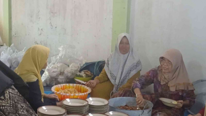 Kesibukan mempersiapkan hidangan untuk para tamu (dokumentasi pribadi: Isti Yogiswandani)