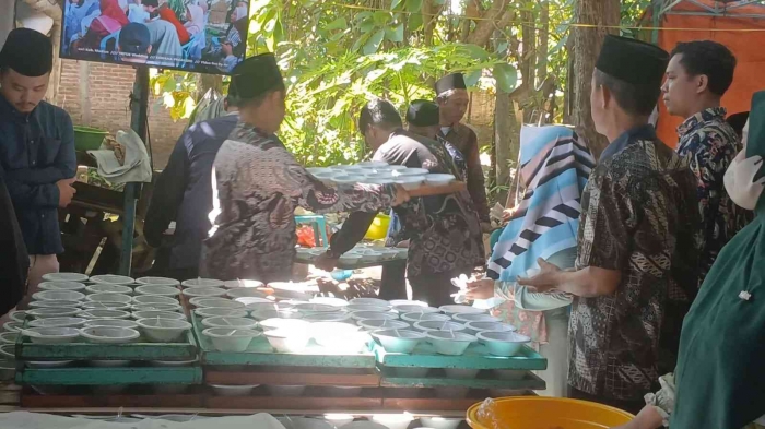 Kesibukan para peladen dalam hajatan (dokumentasi pribadi: Isti Yogiswandani)