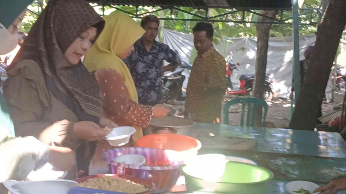 Kesibukan di balik layar (dokumentasi pribadi: Isti Yogiswandani)