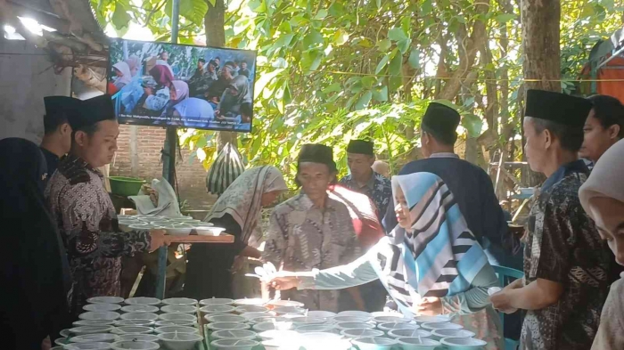 Para peladen siap menyajikan sop sebagai hidangan pembuka (dokumentasi pribadi: Isti Yogiswandani)