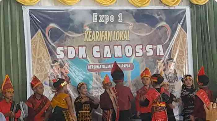 Tor Tor diiringi Sinanggar Tullo, semarakkan Expo 1 Kearifan Lokal SDK Canossa Kupang (dok foto: Gregorius Nafanu)