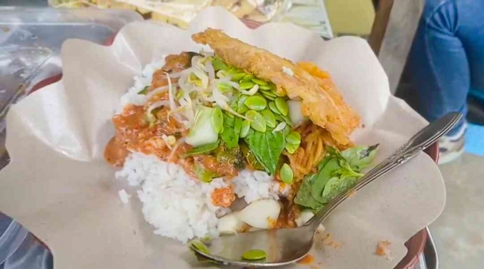 Sego pecel Bu Siti, 6 ribu sudah bersama sepotong gorengan(dokumentasi pribadi: Isti Yogiswandani)