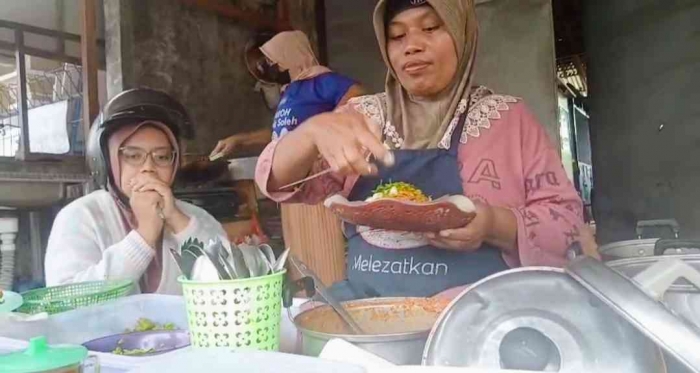 Bu Siti dengan bisnis Sego pecel Solopreneur nya(dokumentasi pribadi: Isti Yogiswandani)
