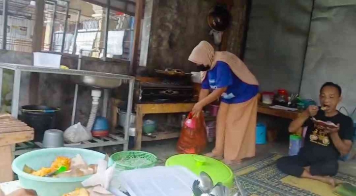 Lapak Sego pecel Bu Siti menyewa di emperan sebuah rumah(dokumentasi pribadi: Isti Yogiswandani)