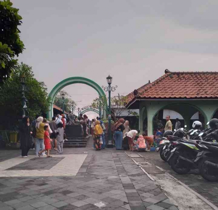 Biasanya sepeda motor tidak diparkir di dalam sini. Kalaupun ada yang parkir di sini cuma satu dua dan bukan milik pengunjung (Dokpri Agustina)