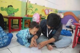 Mengajar dan Bermain Bersama (Sumber: Tim Dokumentasi)