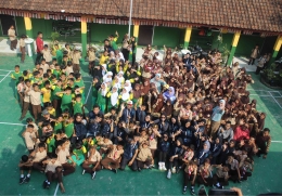 Foto Bersama Anak-Anak SDN 02 Cihideung Udik (Sumber: Tim Dokumentasi)