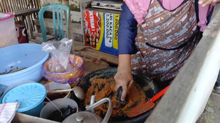 Bu Marni asyik menguleg bumbu rujak petis(dokumentasi pribadi: Isti Yogiswandani)