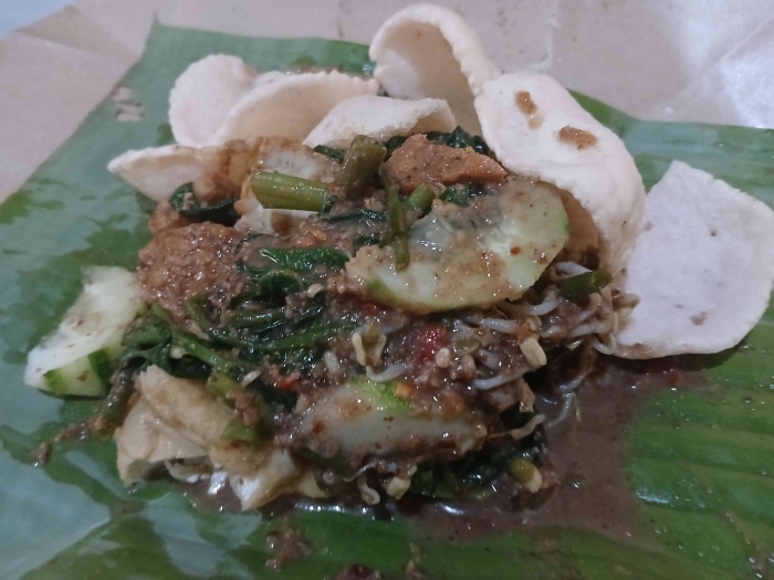 Rujak petis Bu Marni Tawang (dokumentasi pribadi: Isti Yogiswandani)