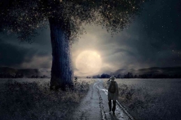 foto: seorang lagi berjalan di malam hari.(sumber:pixabay/mati foto)