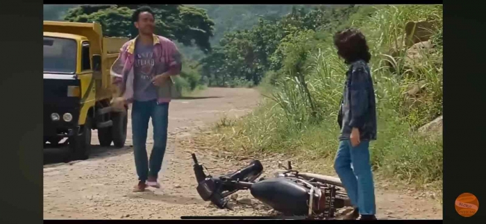 Foto Ajo Kawir dan Iteung sedang berkelahi di tempat kerja (Sumber: Youtube.blokoofficial)