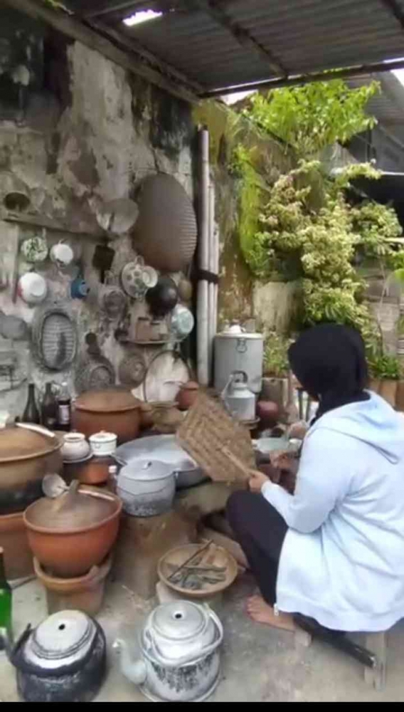 Saya pura-pura masak di dapur lawasan Omah UGM Kotagede Yogyakarta (Dokpri Agustina)