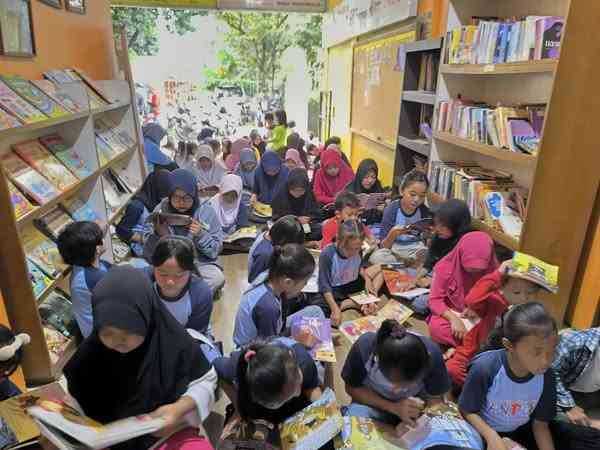 Anak-anak yang membaca di taman bacaan (Sumber: TBM Lentera Pustaka)