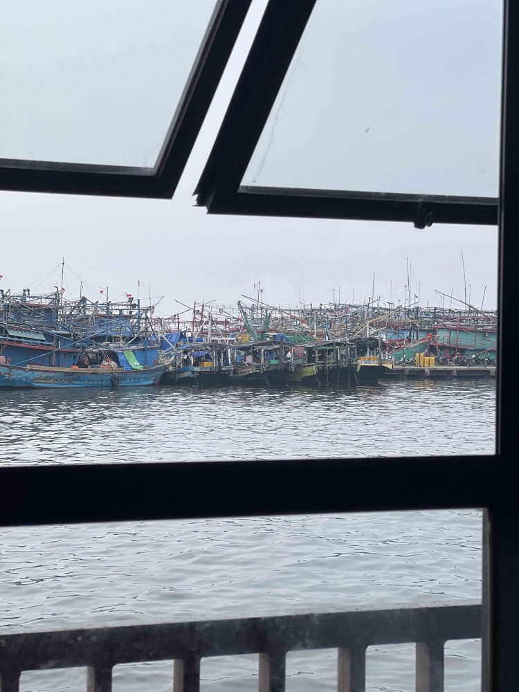 Suasana dari dalam ruang makan di Pasar apung Muara angke dengan merogoh kocek 250.000 dengan AC, Tanpa tiket Resmi. Â (Sumber: Nur Ihsan)