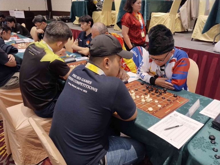 Grand Master Novendra Priasmoro saat bertanding Catur Makruk. Photo : Ipoel. (05/07).