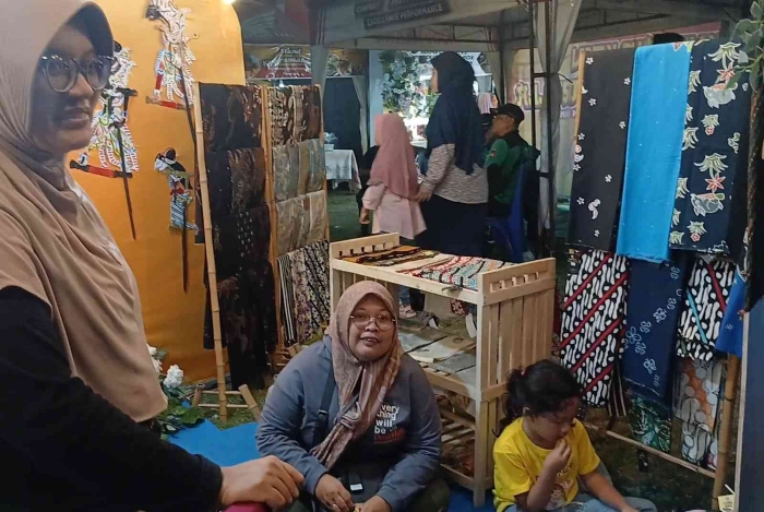 Stand Batik Candi, Ekonomi kreatif dari desa Candi Mulyo, Dolopo, Madiun(Dokumentasi pribadi: Isti Yogiswandani)