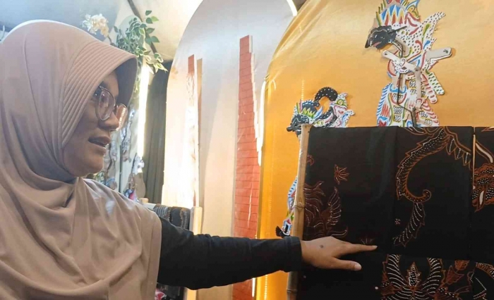 Bu Ellya, Lurah Candi Mulyo, pemrakarsa batik Candi sedang menjelaskan proses pembuatan batik tulis motif klasik yang Mriyayeni (dokpri)
