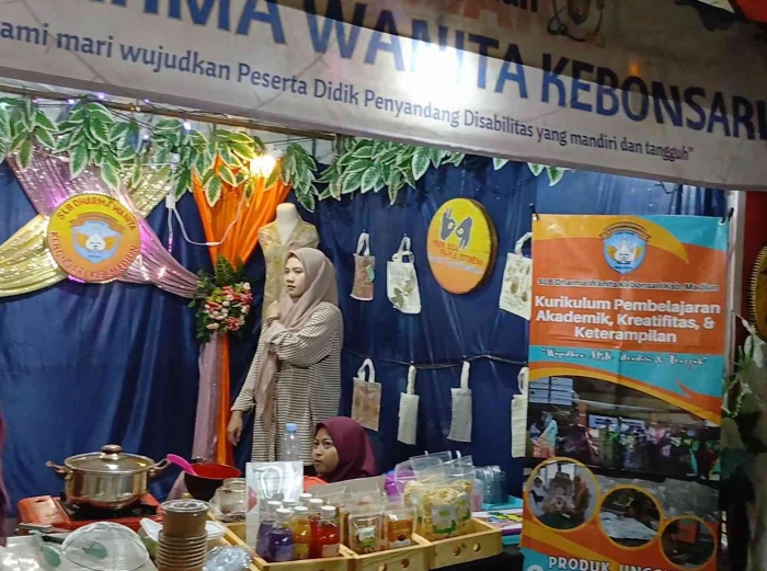 Stand Kecamatan Kebonsari terlihat paling lengkap dan beragam (dokumentasi pribadi: Isti Yogiswandani)