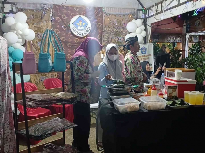 Stand SLBN Putra Idhata Dolopo (dokumentasi pribadi: Isti Yogiswandani)