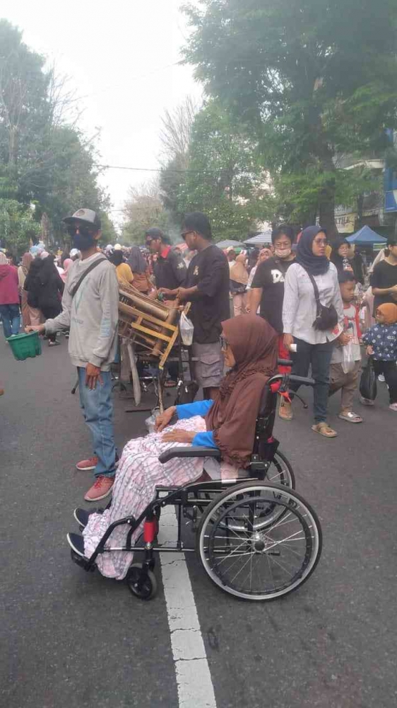 Ibunda tercinta menikmati Prahu Layar (dokpri)