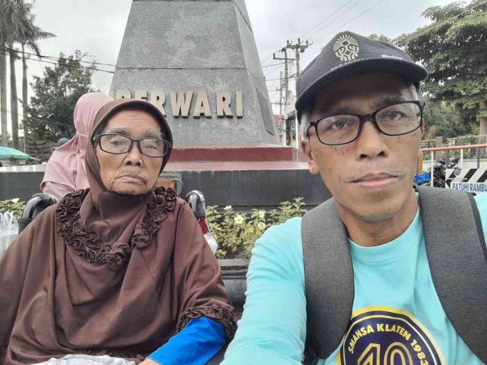 Bersama ibunda tercinta di pertigaan Tugu Perwari (dokpri)