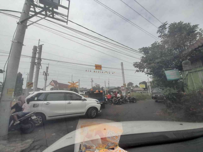 Menunggu kereta api lewat (dokpri)