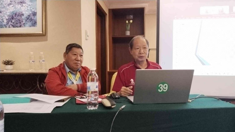 Lecturer IA. Ignatius Leong (right) & IA. Bunawan Bong (Left). Photo : Ipoel. (05/07).Â