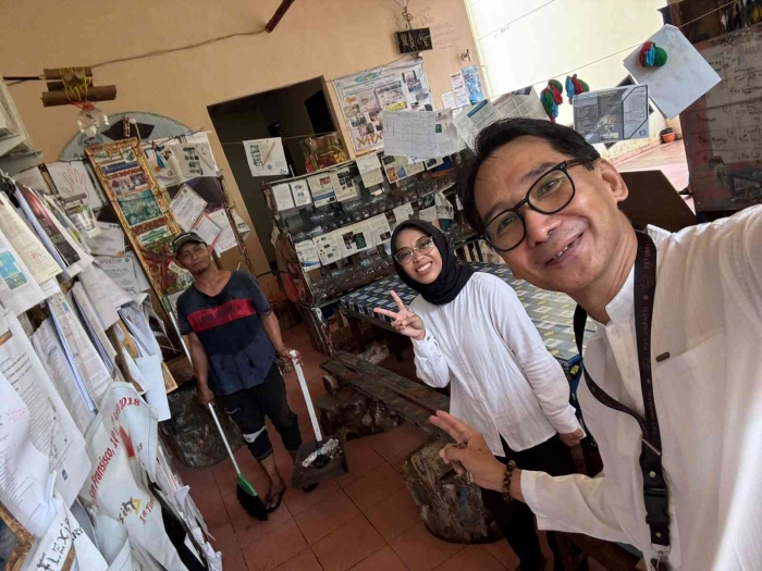 (Foto pribadi) Pak Erwin, tenaga cleaning service, ibu Dwi dan Prof. Elim di depan lab EAT.