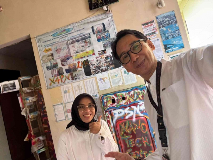 (Selfie photo) Ibu Dwi dan prof Elim di depan lab EAT. Beliau kelihatan sangat penuh sukacita, karena seumur hidup pertama ke Ambon Manise.