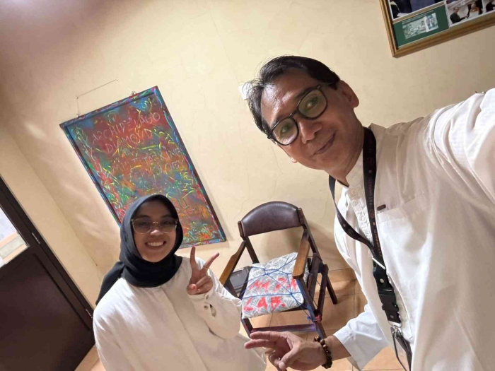(Selfie photo) Prof. Elim dan ibu Dwi dengan background lukisan Archipelago Diamond.