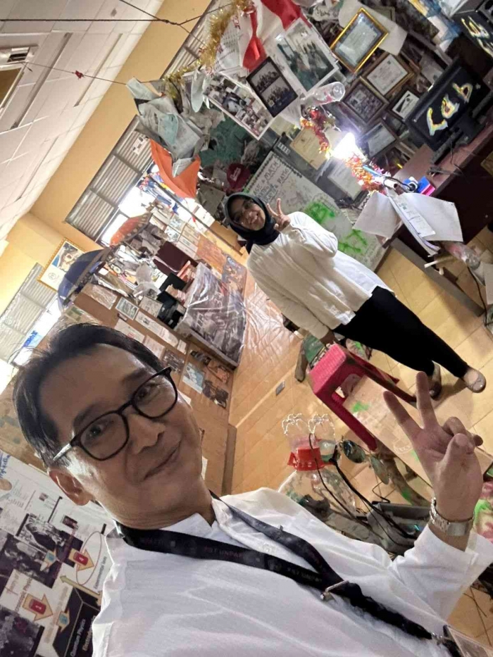 (Foto pribadi) Ibu Dwi di ruang tenaga teknisi lab teaching elektronika dan instrumentasi (ELINS).