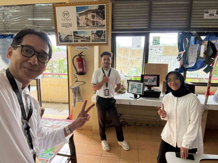 (Selfie photo) Pak Sufilman Ely, M.Sc., ibu Dwi dan Prof. Elim di lab teaching ELINS.